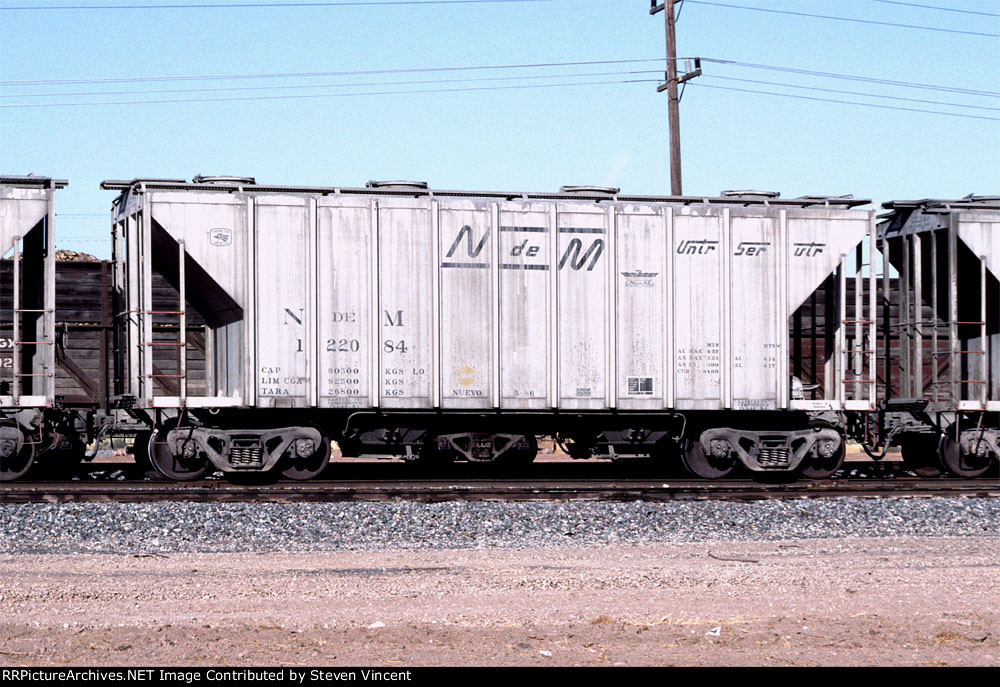 Nationales de Mexico 2 bay cement covered hopper NdeM #122084